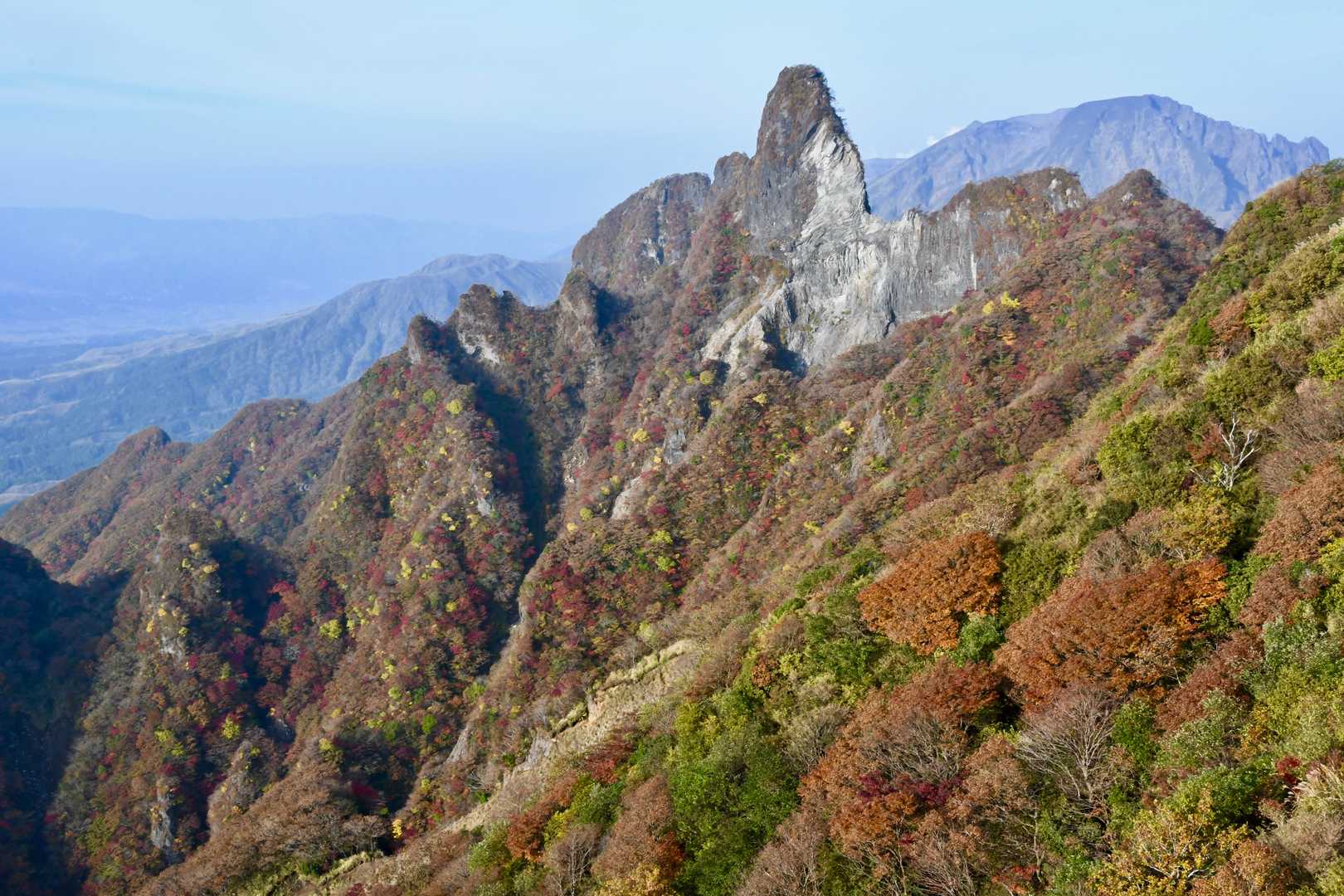 天狗峰の向こうに高岳の姿。中岳の噴煙もちらと見えた