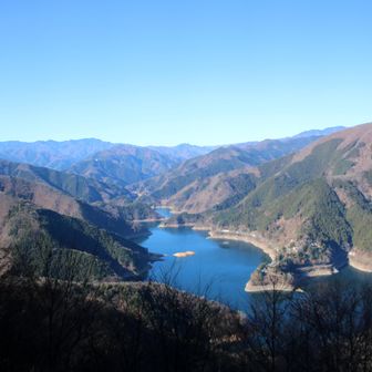サス沢山からの奥多摩湖の眺め