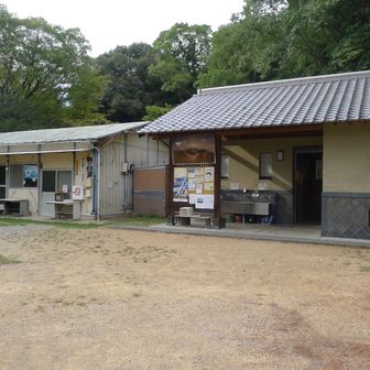 丸亀市野外活動センターまで降りてきました。飯野山の登山記念カードやガイドマップがもらえます。
きれいなトイレがあり、助かりました。ゴールの駐車場までは、あとわずかです。
