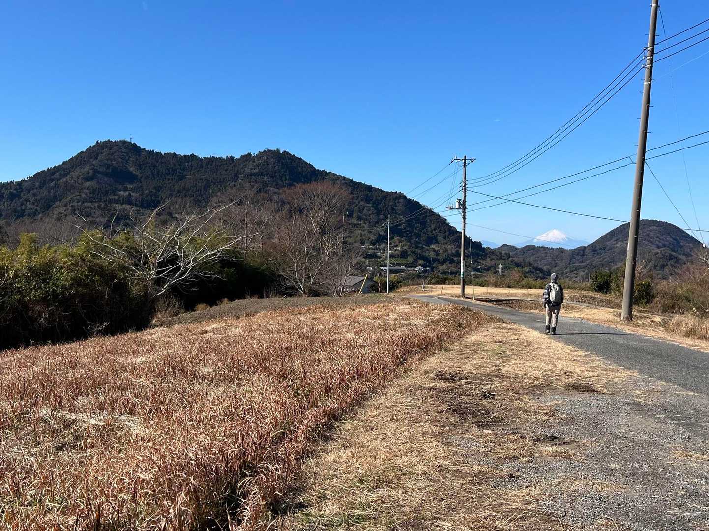 登山口までの舗装道路から見えた、富山と富士山