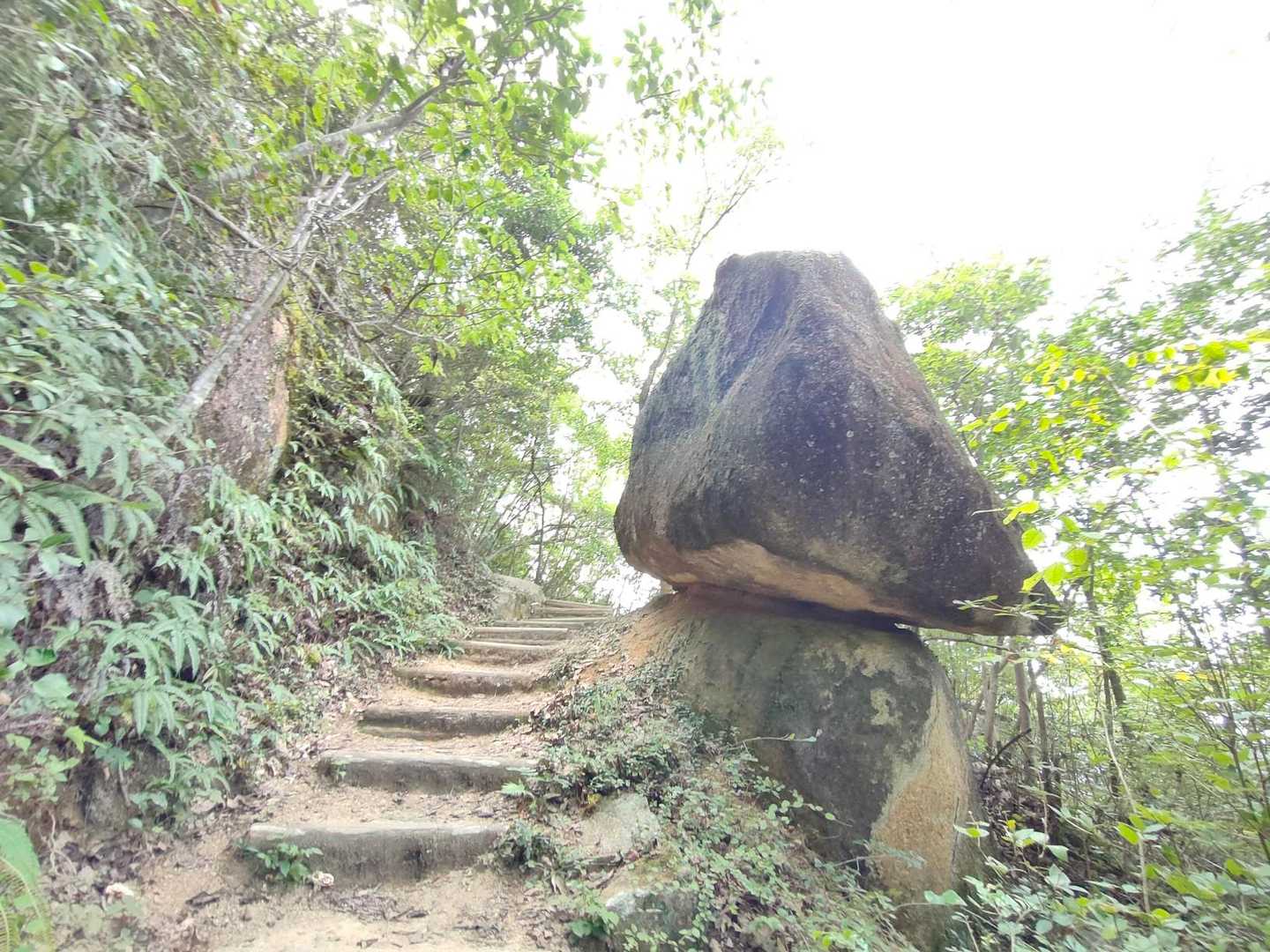 微妙な岩😅