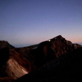 白馬山荘の灯りと白馬岳が見えました