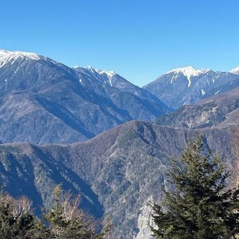 左が北岳。中央奥に甲斐駒ヶ岳