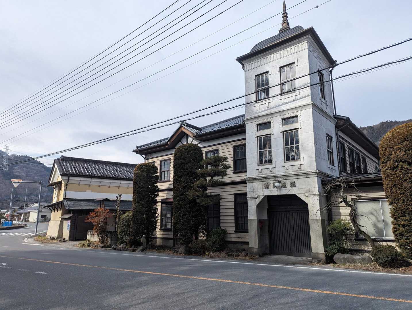 大正らしい建築が見えたら右へ
