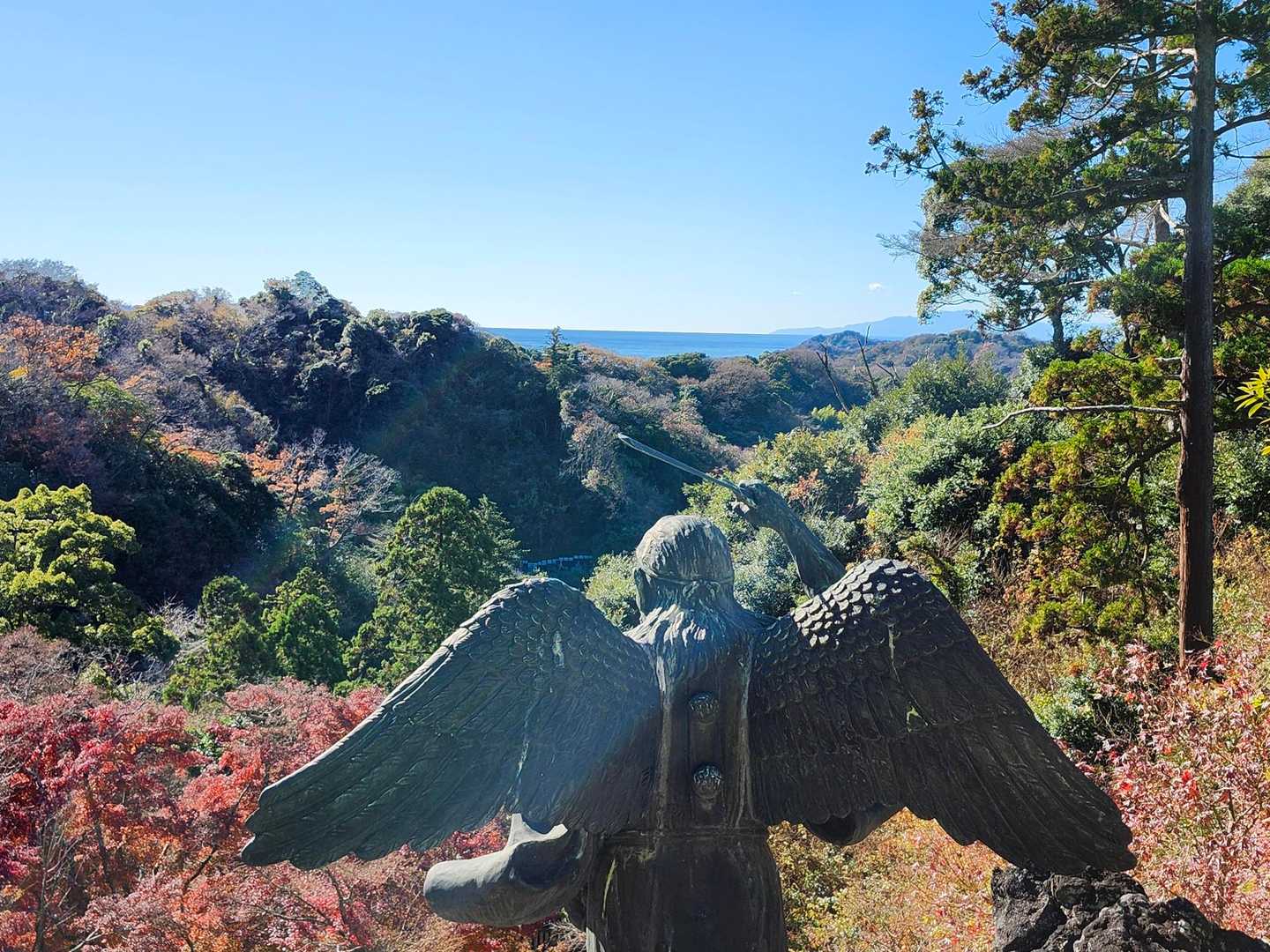 相模湾を見下ろす天狗。なんか意志を感じる