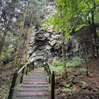 屏風岩

何故にここまで手をかけた橋を用意したのでしょう？
この橋も、滑ります