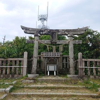 弥彦山山頂彌彦神社御神廟