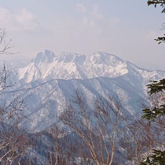 迷沢山西峰から、定山渓天狗岳
防御に勝る攻撃はなし👍