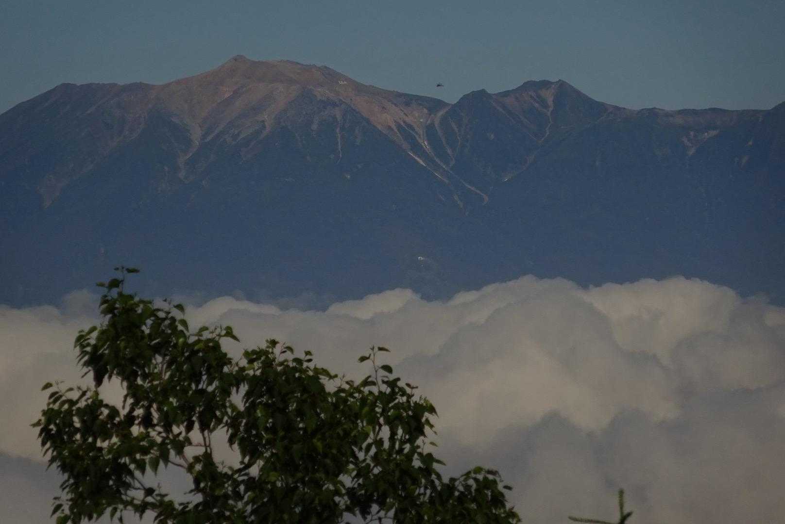 朝は雲が低くて高い山は全部見えた。御嶽山。