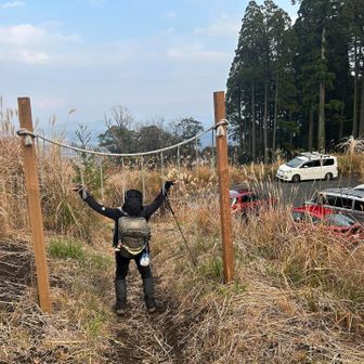 そしてプチ鳥居を越えて駐車場ちゃく👏。（長兄です）
登山者用駐車場は神社の手前から右に入ると在り、山ちゃん👨‍🦲情報通り7台ほど止められます😊。
