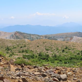 湯釜のある火口方面