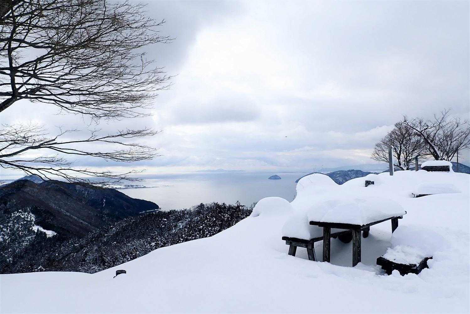 どういう光の加減？雲の下が、ビミョウにピンクがかって光って、綺麗でした。