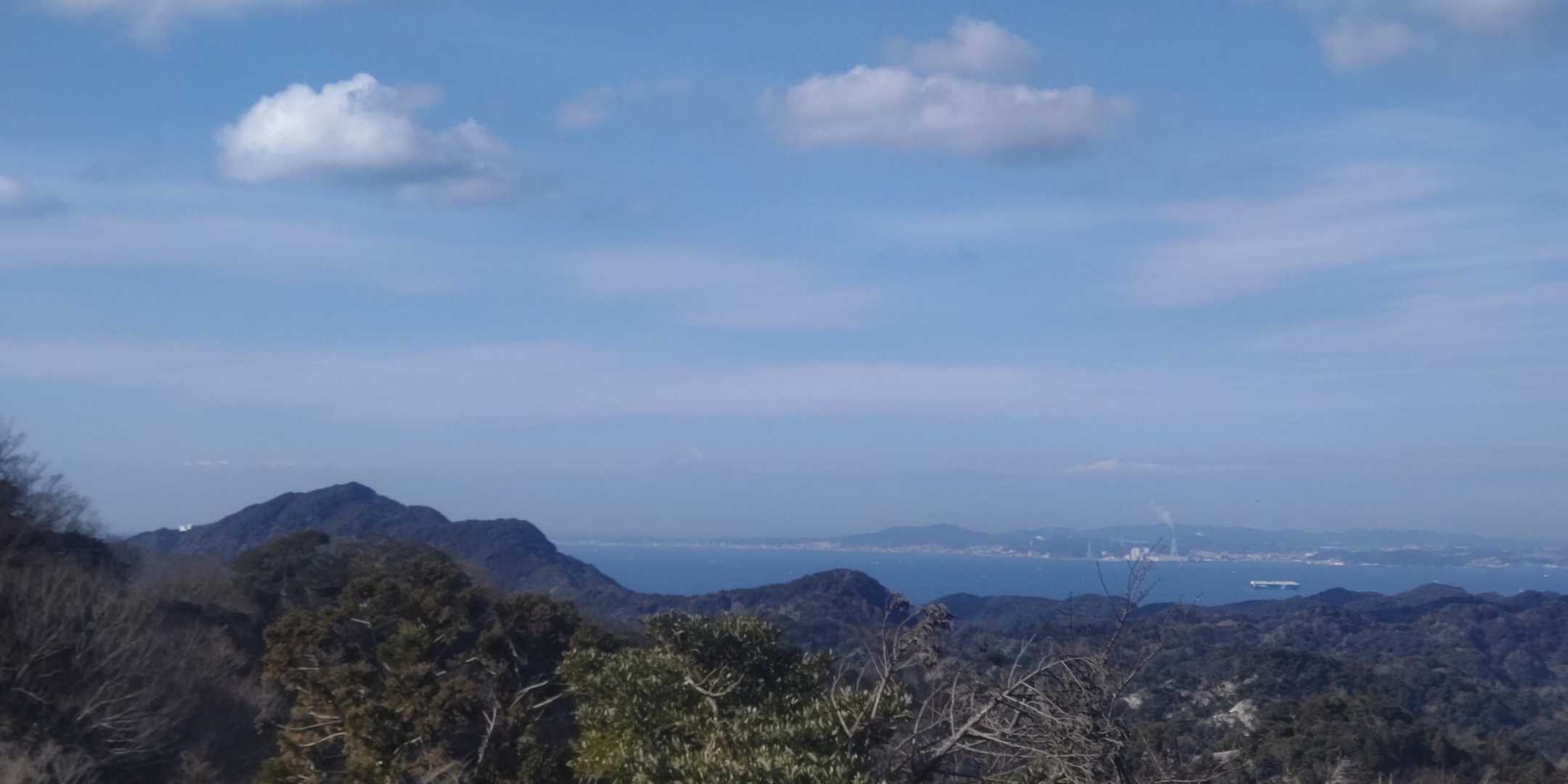 展望スポット①
左手に鋸山、中央あたりに富士山の頭が肉眼では見えたのですが💦