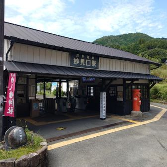 能勢電鉄妙見口駅。

今回は此処から能勢妙見宮へ
参詣山歩きをしてゆきます🙂

先ずは初谷渓谷を目指します。