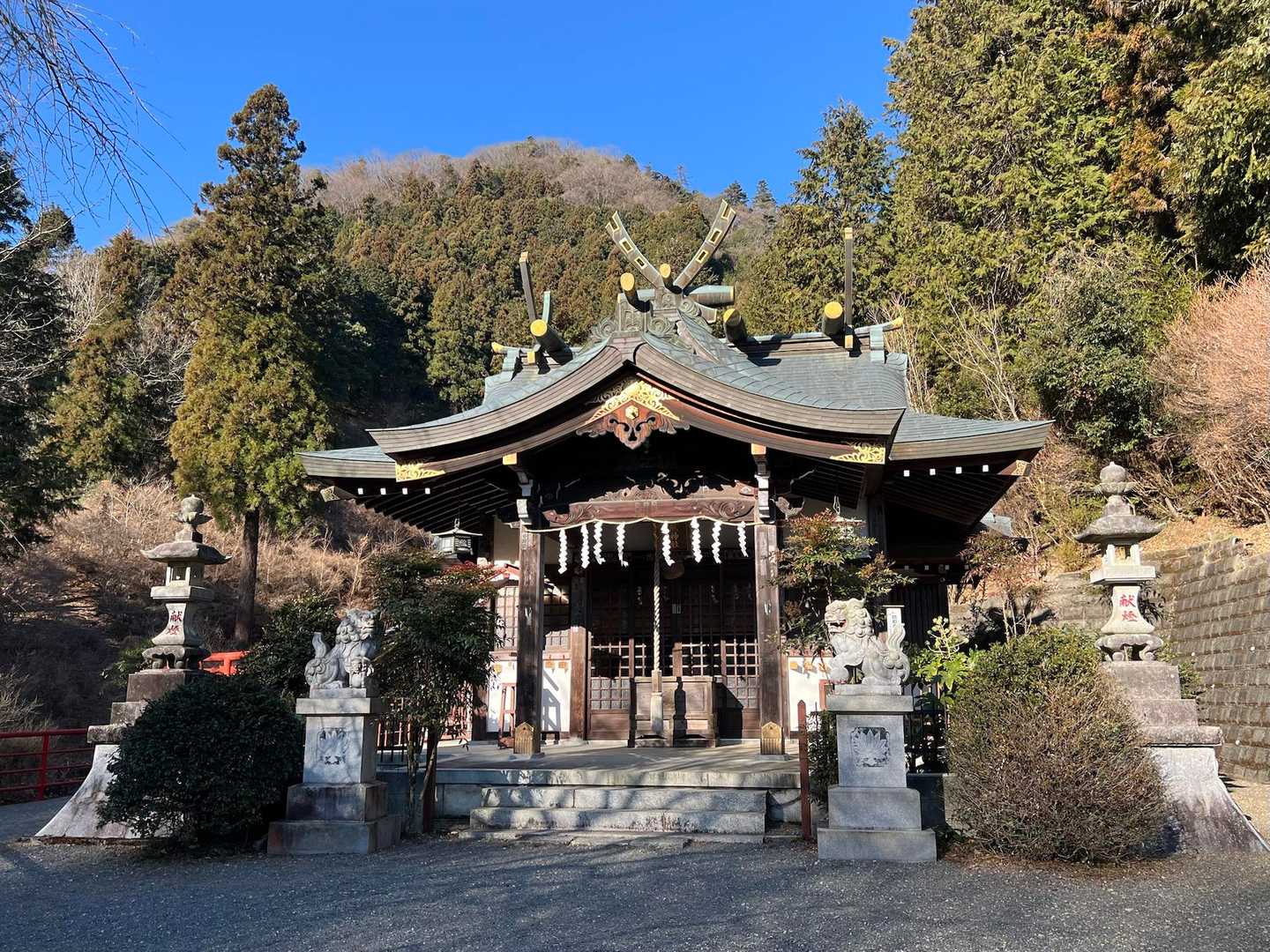 今熊神社遥拝殿

白い鳥居でした。