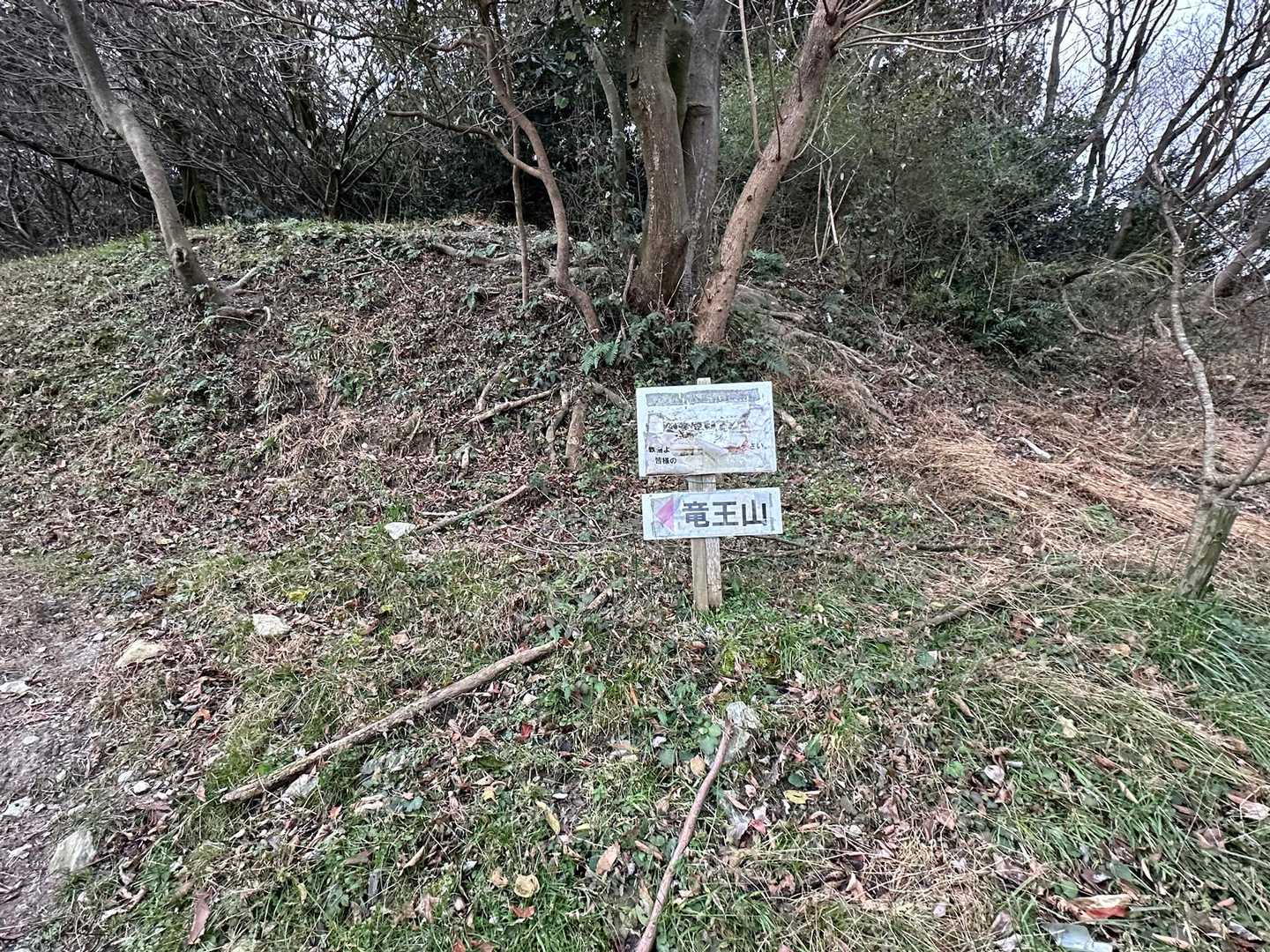 登山口は⬅️

八木山畜産センター牛舎の横🐮
標識に沿って🐾