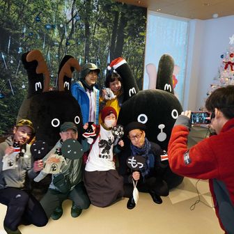 じゃんけん大会の後は、チェキ撮影会。

もうすっかり推し活イベント。

憧れの着ぐるみも〜りすは、思った以上にふわっふわ。

耳を近づけるとファンの音がするので空気圧で膨らましてるんだと思ったら、これは心臓の音なんだって。

それじゃふわふわに膨らんでいるのも、空気じゃなくて夢と希望が詰まってるんだね。

※集合写真撮り忘れたので合成です