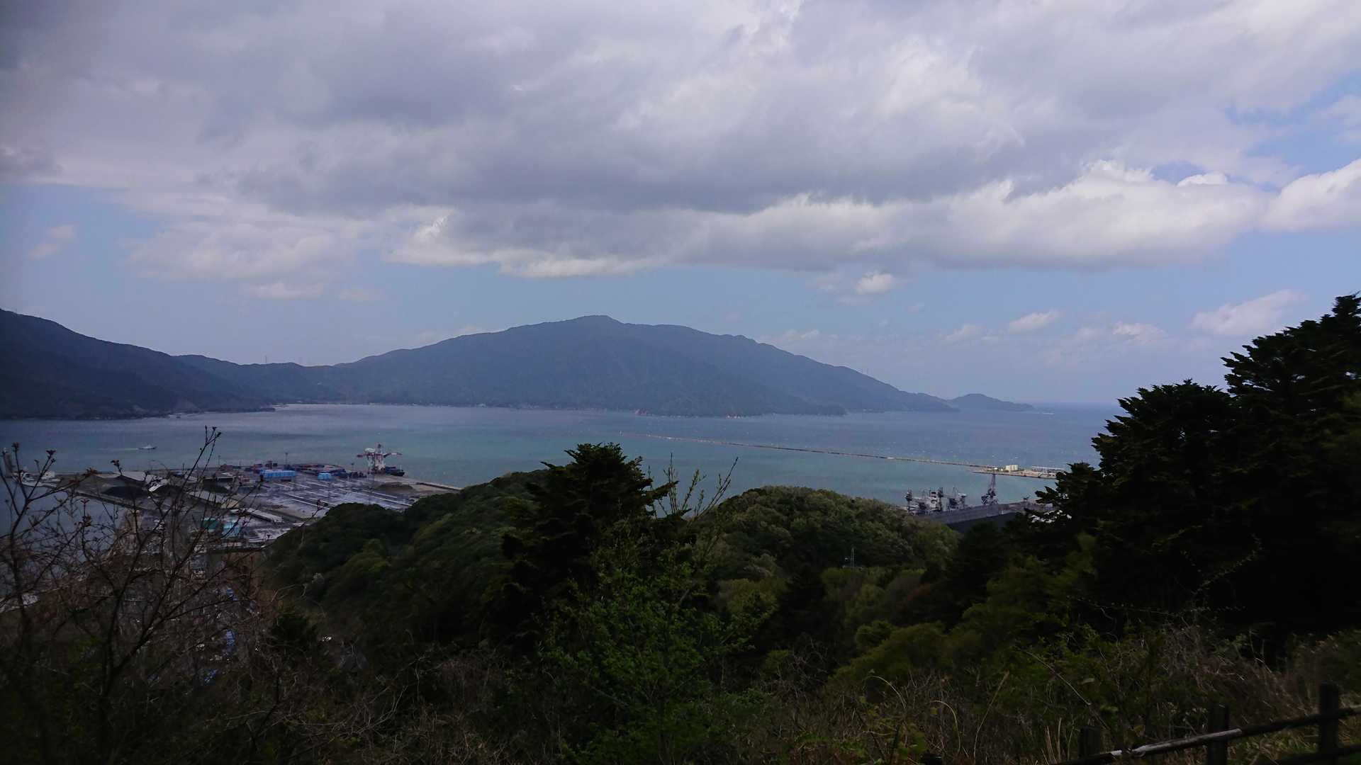 良き眺め✨
敦賀湾の向こうに西方ヶ岳。
あちらも新緑きれいだろうな～
またいつか歩いてみたい🎶
