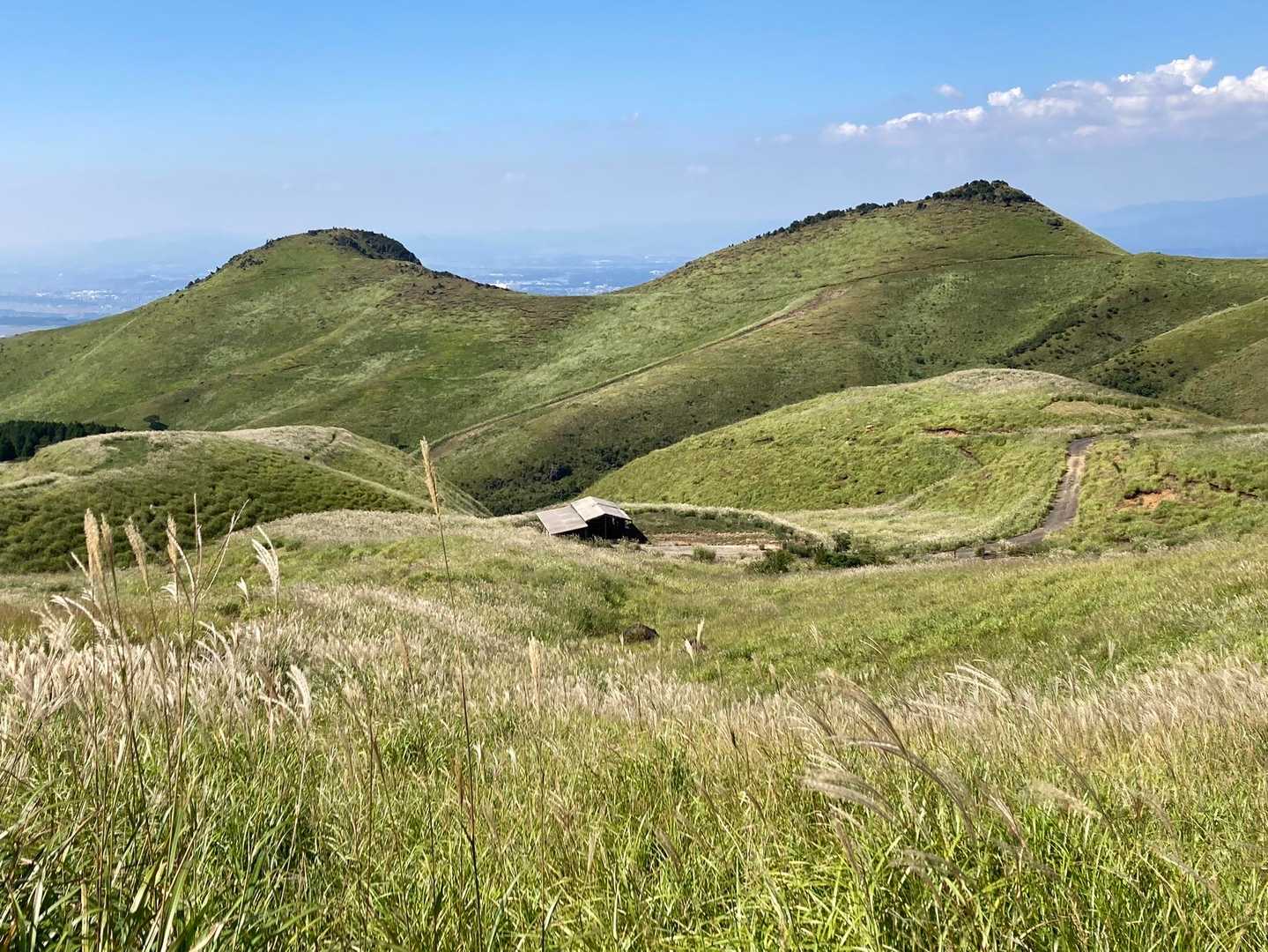 絶景🌾登った一ノ峯・ニノ峯に近づく
　　　ポツンと廃小屋
　　
　
　