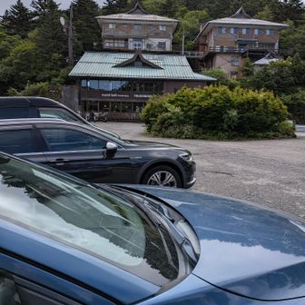 土小屋にはしっかり車たくさん停まってた。みんなどこ行ったの