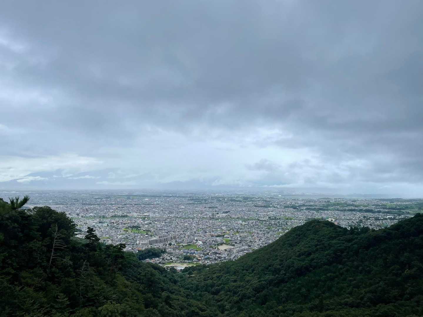 八王子山往復 | 街から歩ける白い巨岩の特等席、甲府盆地と富士山を見下ろす開放感の写真