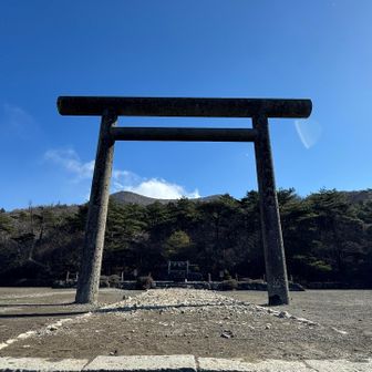 進むとまた鳥居⛩️
ここは霧島神宮の古宮址（こぐうし）。
もともとはここに霧島神宮が在ったそうですが、1234年の大噴火で移転したとのこと。
現在でも「飛び地境内」と言って霧島神宮の境内であるそうです。