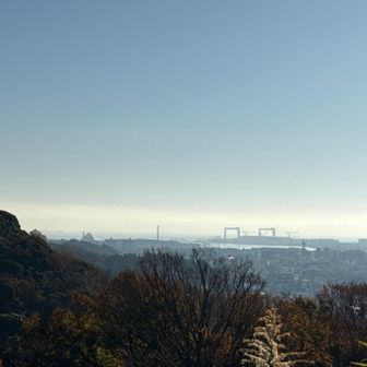 横須賀方面
左下の三角屋根は八景島の水族館