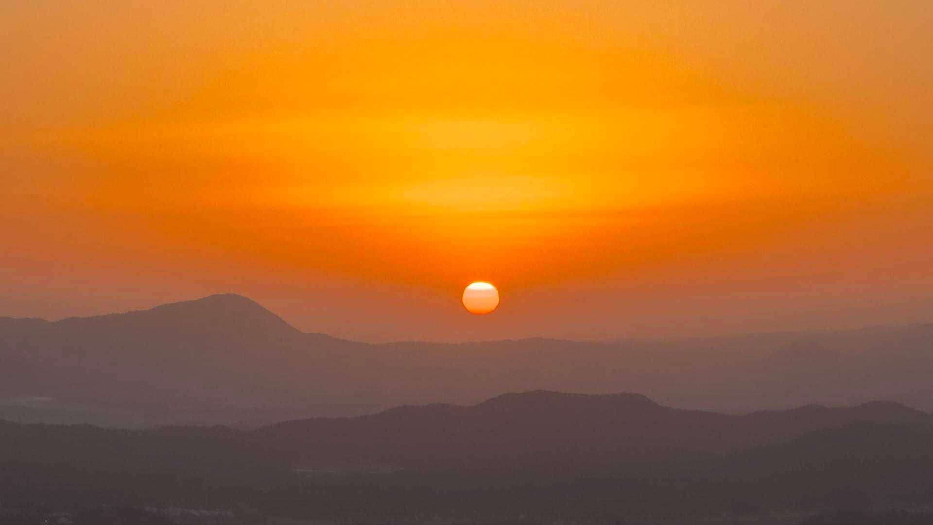 地平線のモヤが強くて眩しくない日の出でした😅