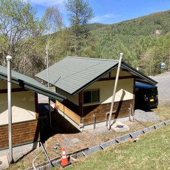 下山して、気場へ向かいます。手前はトイレです。バスを利用しない場合は、ここで施設料¥500を払います。