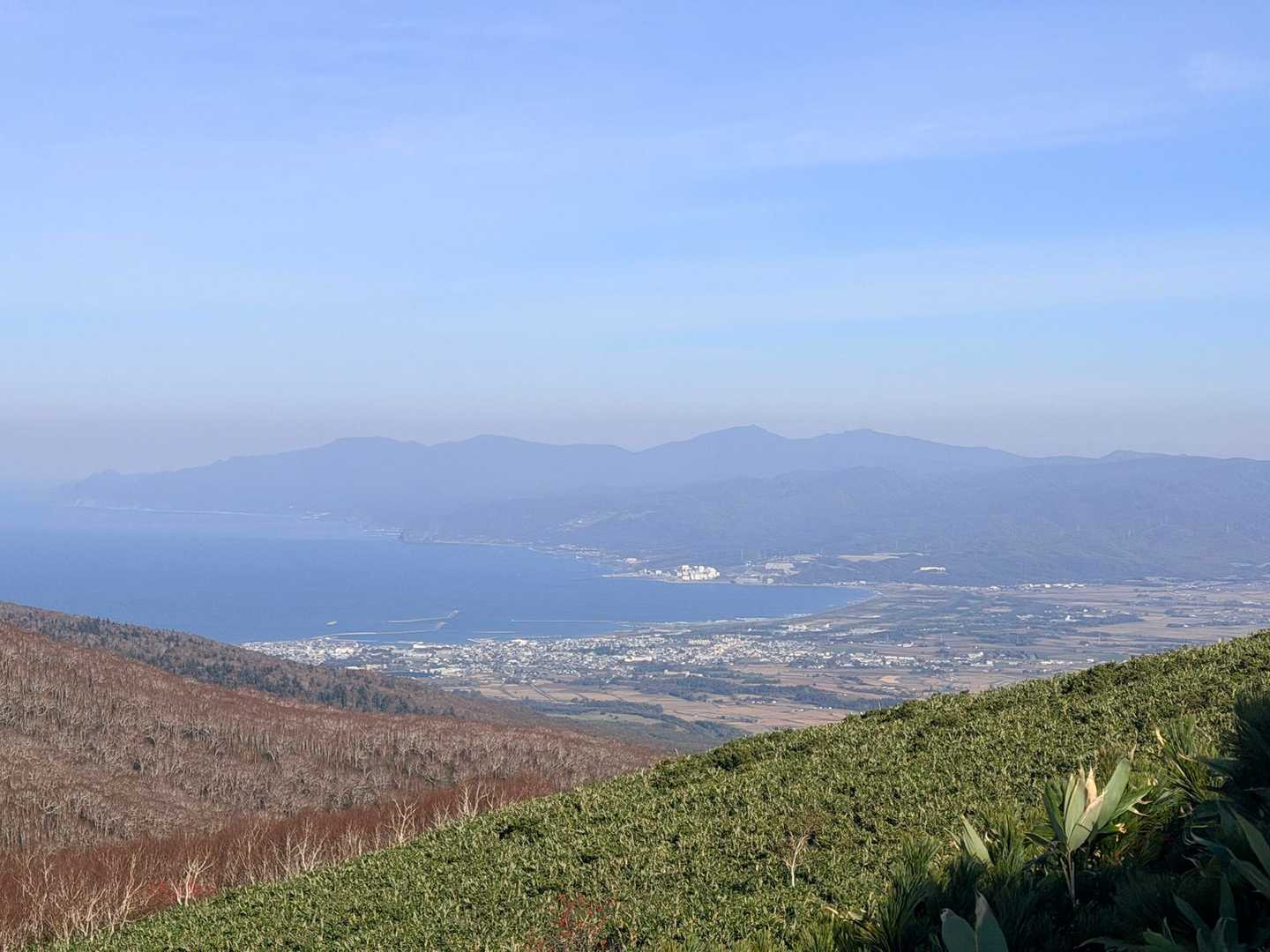 岩内町や泊村とうっすら積丹の山々👀