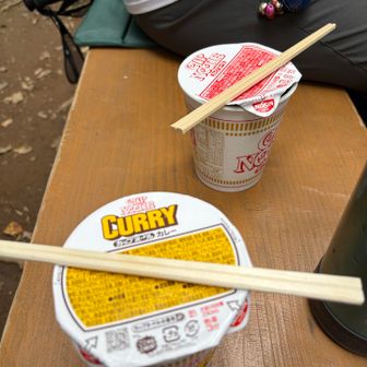 階段を登った所のベンチ