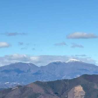 赤城山中心部をアップ。
右に黒檜山、左に地蔵岳です。
山頂は白く染まっております。
どうやら霧氷祭りが開催されている様子。
この青空に映えるんだろうな。
