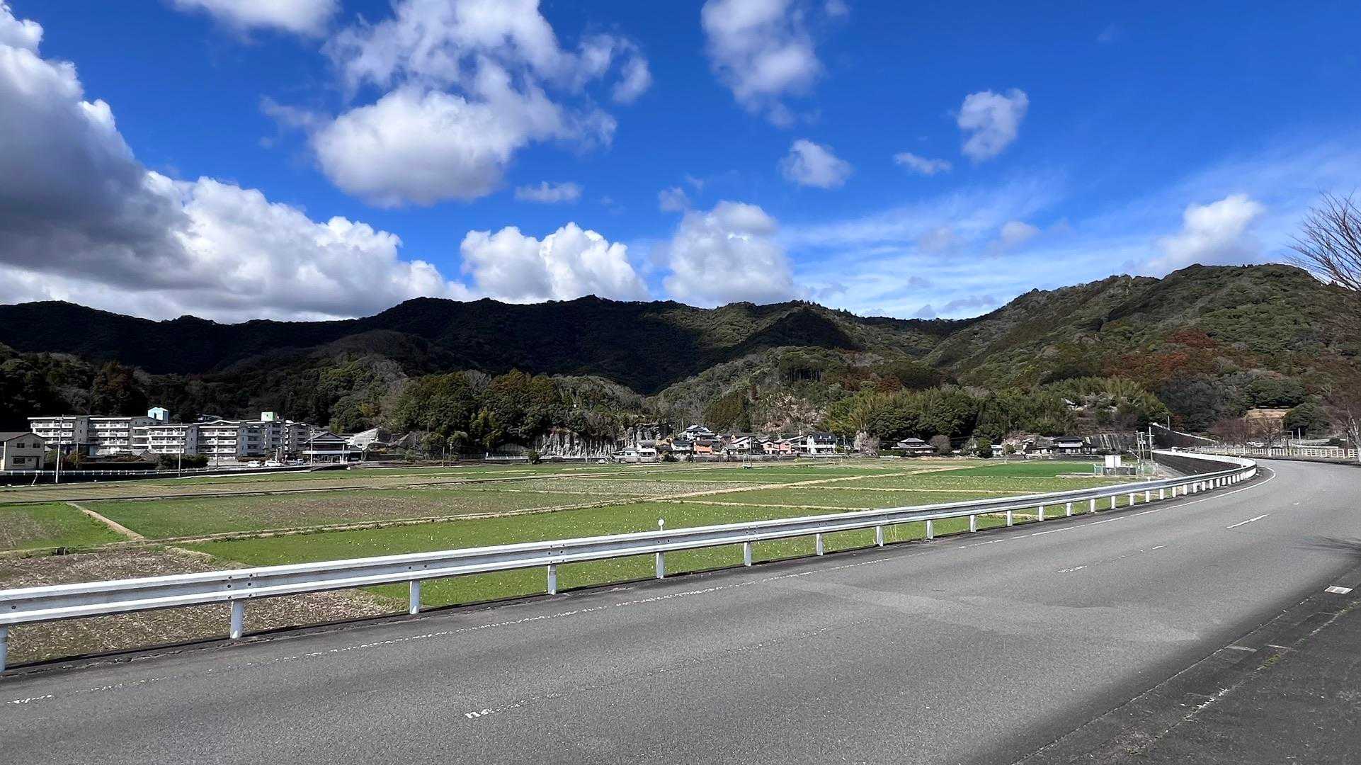 今日歩いた山々。
眺めながらスタート地点に戻ります。
長閑な良い道でした。