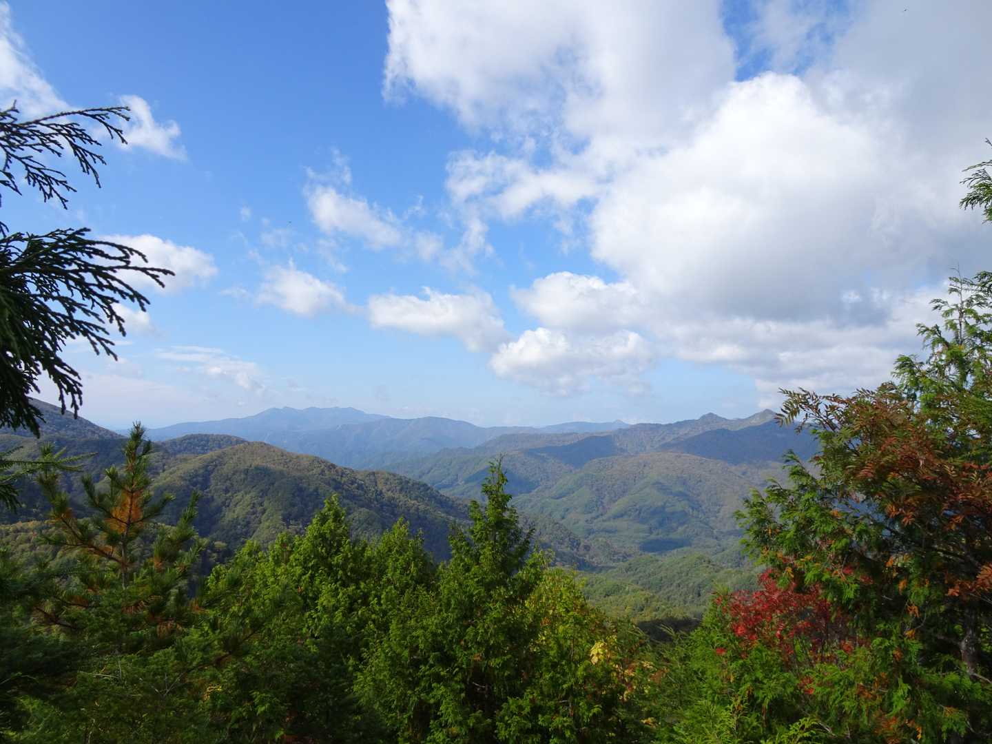 そこに上がり振り返ると、この日はじめての展望ポイントだった。
けっこう晴れてくれている。