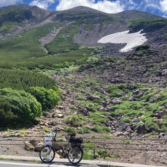 途中のロードから振り返りの剣ヶ峰
なんと雪渓でスキーしてる人がいる⛷️