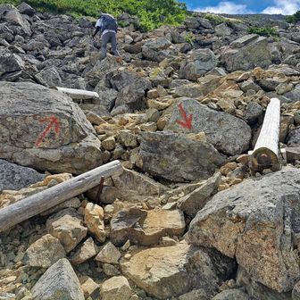 分岐からは岩岩の急登となります