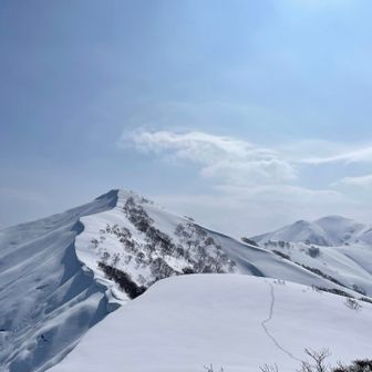 小朝日岳も雪庇がすごいね