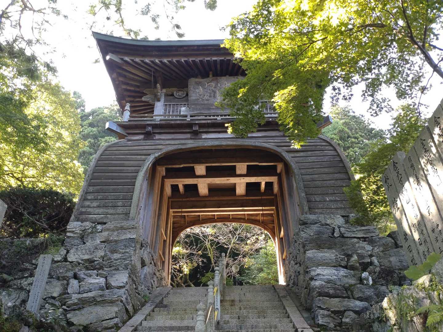 立派な鐘楼

まだまだその時期では無いですが、如意輪寺は紅葉の美しいお寺です。
