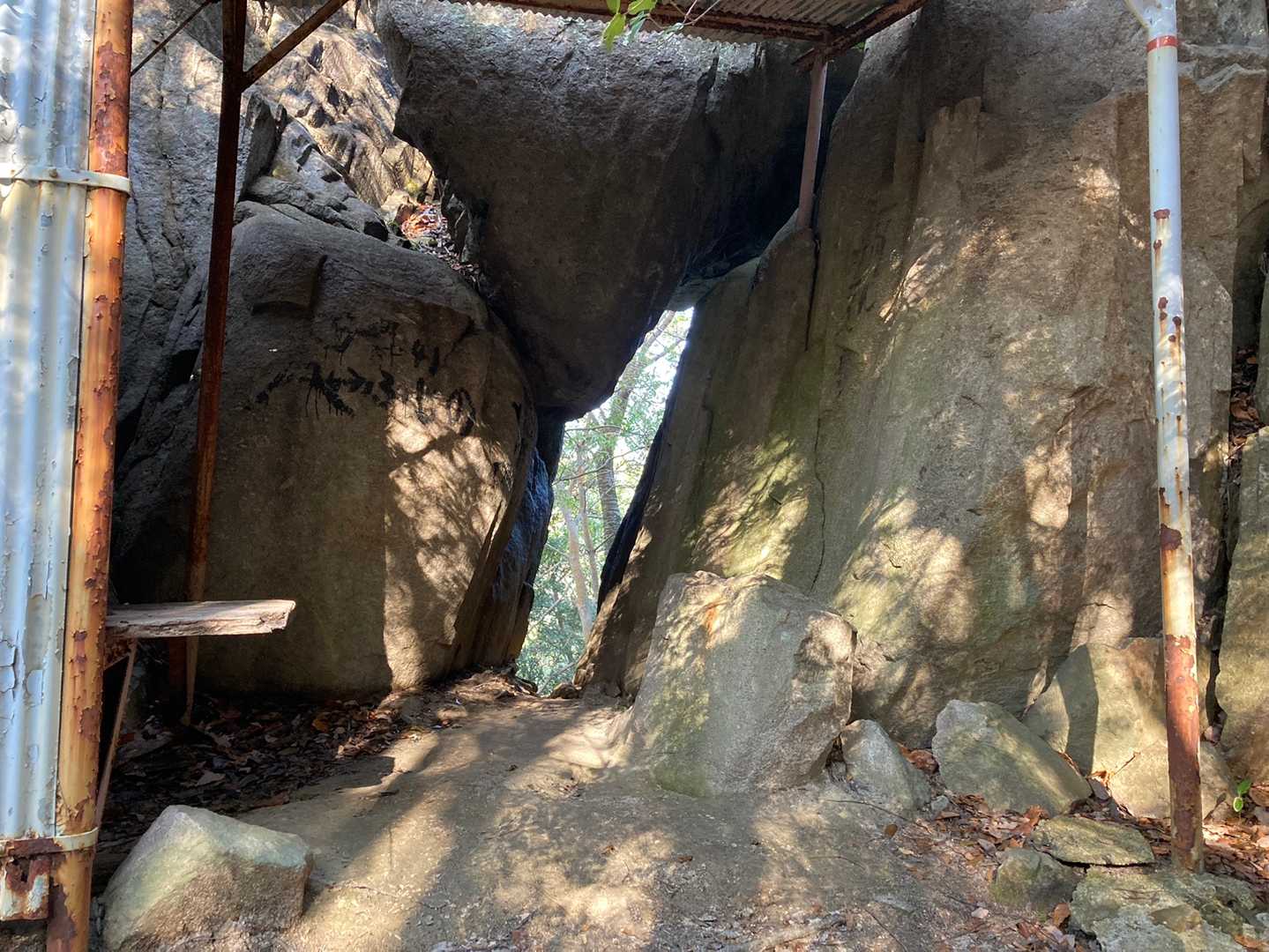 こぐり岩？隙間を通り抜けできます。