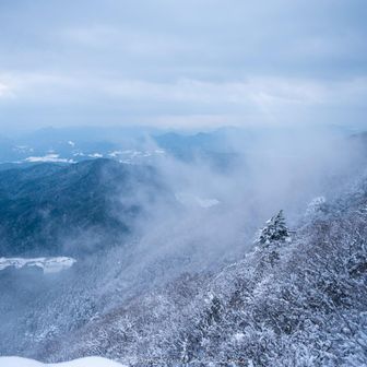風で巻き上がる雪を見ながら食事して下山。