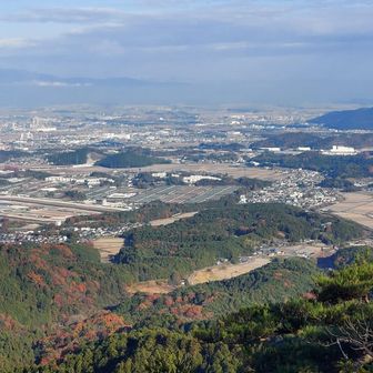 三上山（近江富士）が見える🗻
かわいいお山だ。
手前のオーバルコースは？　栗東が近いからJRAの施設か🐴 知らんかった。