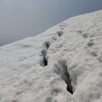 山頂直下、雪がひび割れてます。雪崩が近いかも…
