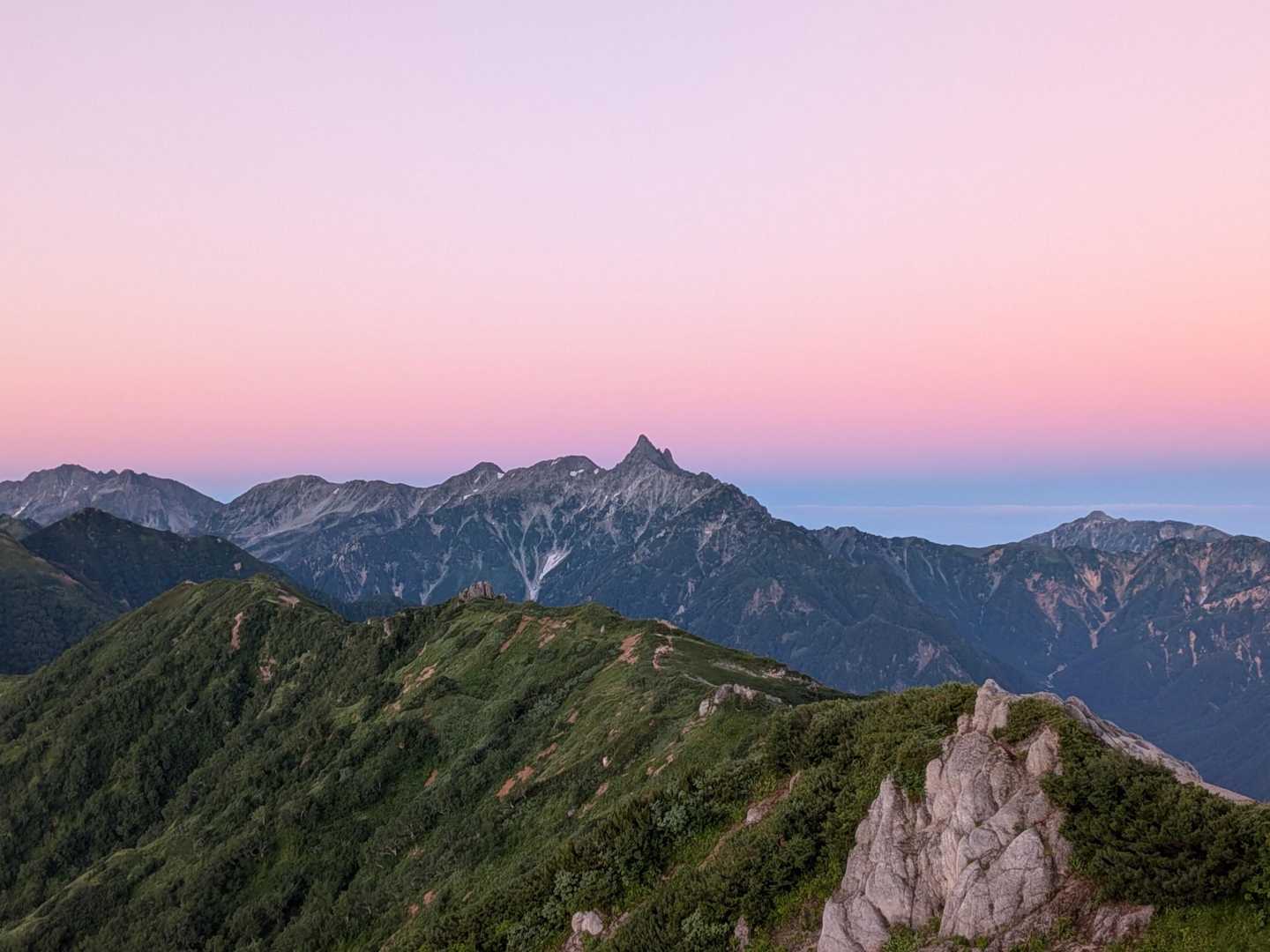 朝日に照らされた槍ヶ岳