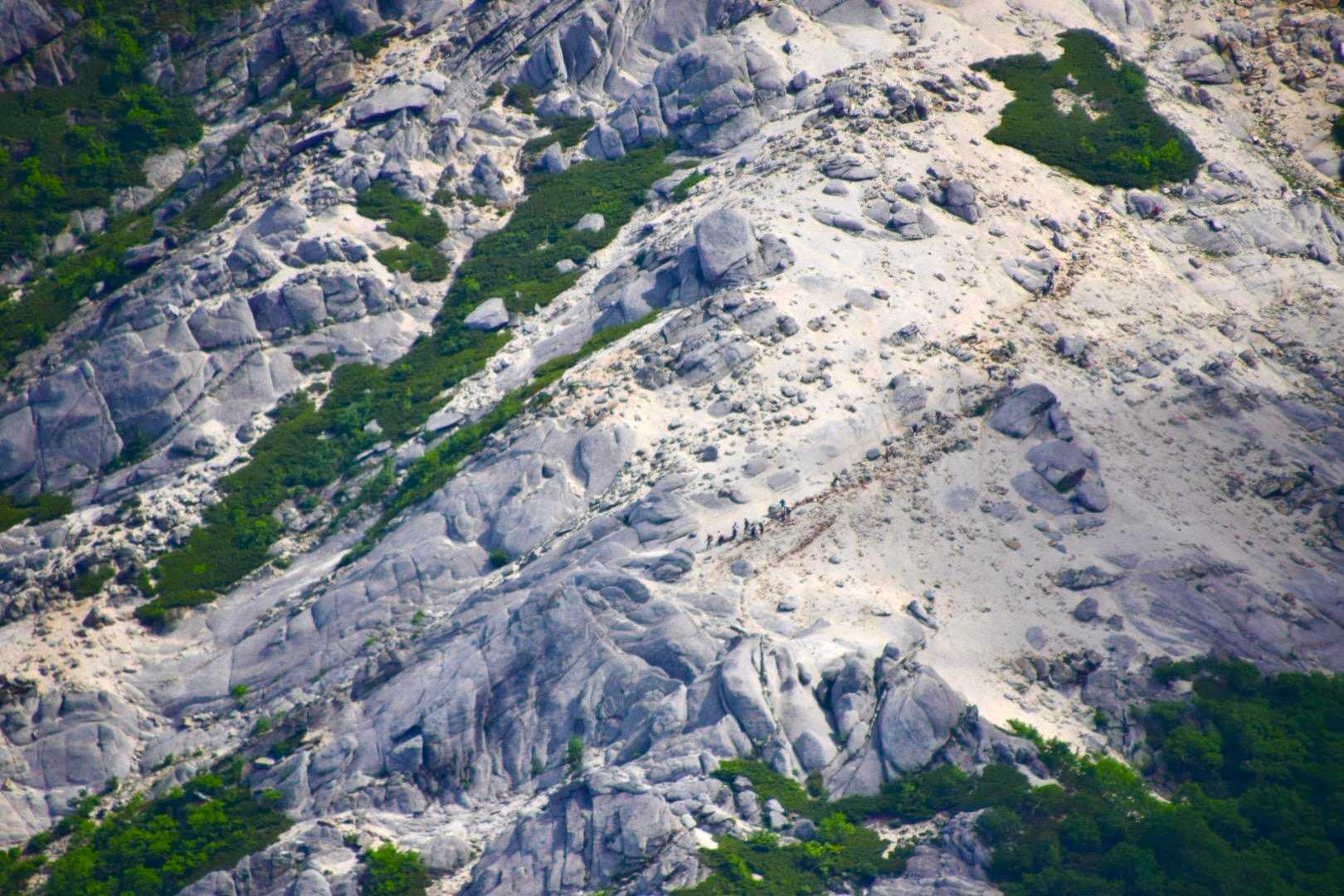 甲斐駒ヶ岳の登山道！歩いてるのが見える👀