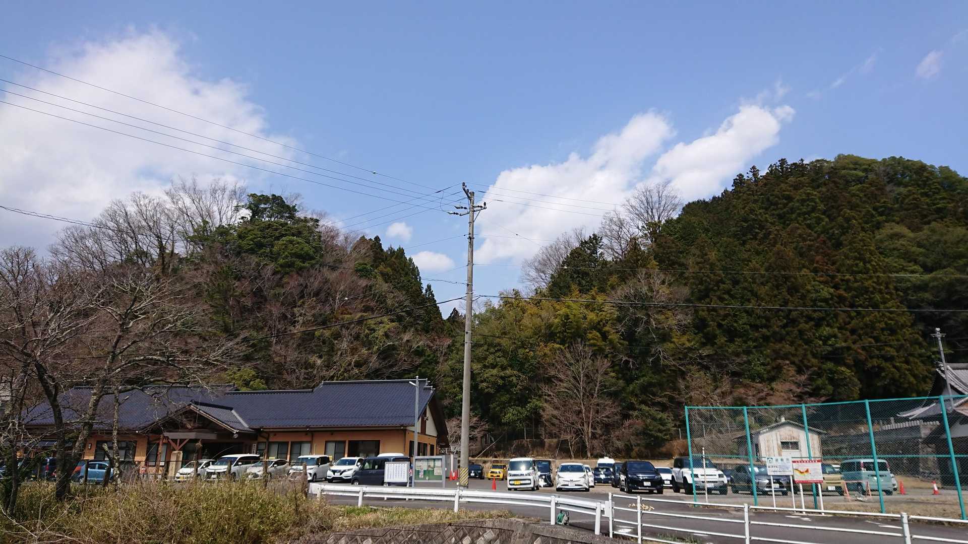 臨時駐車場はほぼ満車🈵
皆さんもミツマタ楽しみにしてるんですね
