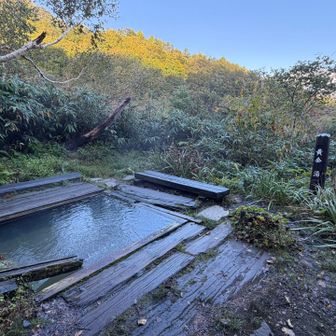 黄金湯♨️
こちらも完全に普通の道の隣にあるので、着替えは注意👀
ささっと着替えて入ってしまおう。