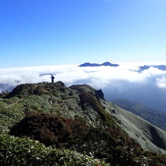 雲海の上に見える剣山・次郎笈