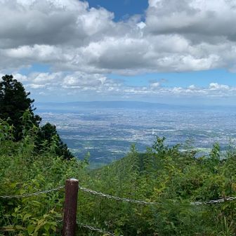 六甲山が見えます。