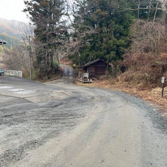 中央の道を行く。　キャンプ場だけど、人がいない。まだこれから？