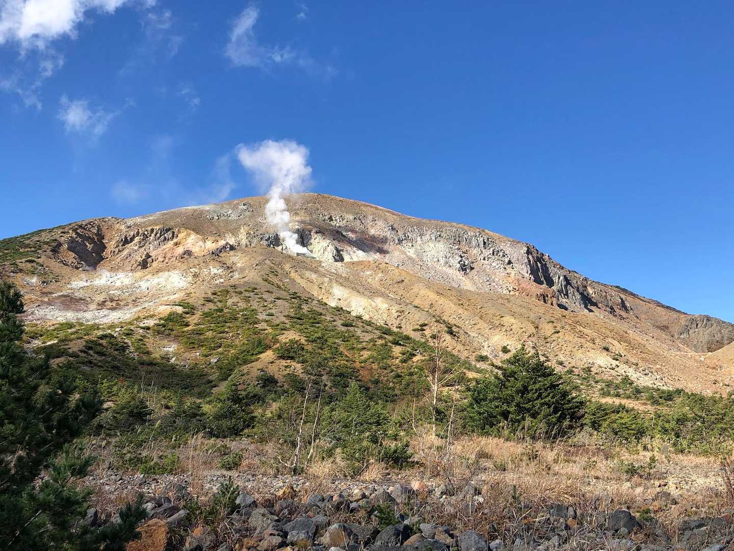 朝はなかった噴煙がいまは出ている💨